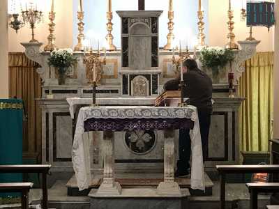 Arriviamo dunque dinanzi all'altare maggiore marmoreo, restaurato nel 1893. La parte superiore racchiude la raffigurazione di un agnello con la croce e di due teste di cherubini. Le basi di sostegno sono invece a dir poco particolari: consistono in due zampe di leone fissate a un basamento in pietra, a ricordare ancora il legame con la citt� lagunare